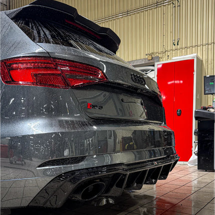 Harmaa Audi RS4 auton takaosa pesun jälkeen autotallissa. Magneettinen rekisterikilven pidike mahdollistaa kilven nopean irrotuksen pesua varten.