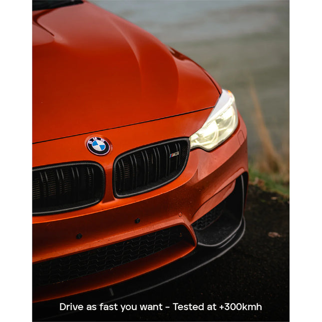 Oranssi BMW M3 auton keula ilman rekisterikilpeä. Magneettinen rekisterikilven teline korostaa tyylikästä ulkonäköä.