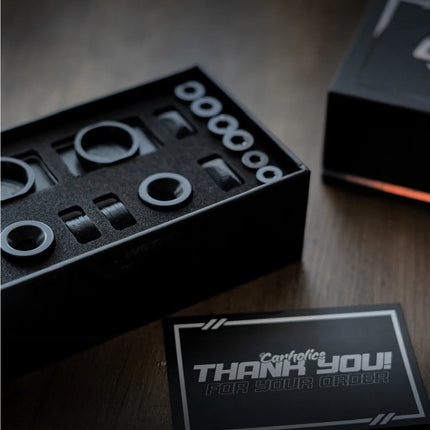 Magneettisen rekisterikilven pidikkeen asennussarja laatikossa. Sisältää magneetit, kiinnitysosat ja ohjeet.