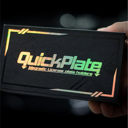QuickPlate magneettisen rekisterikilven telineen myyntipakkaus. Tyylikäs musta laatikko holografisella logolla.